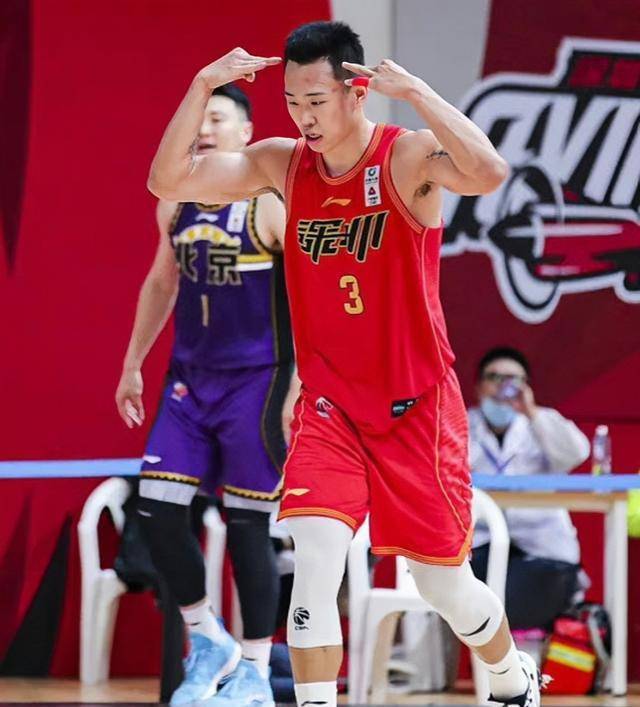 包含自行车热身赛焦点战：辽东麒麟队逆转胶东旋风队，客场强势带走胜利。防守强度拉满的词条