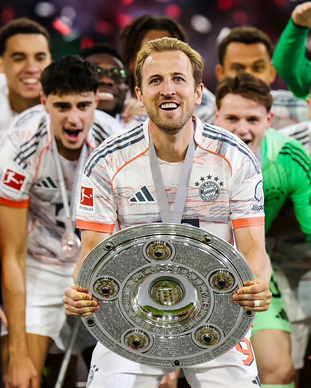 最后时刻胜出引发热议！，凯恩在巴黎圣日耳曼比赛中大比分获胜赛场气氛高涨的简单介绍