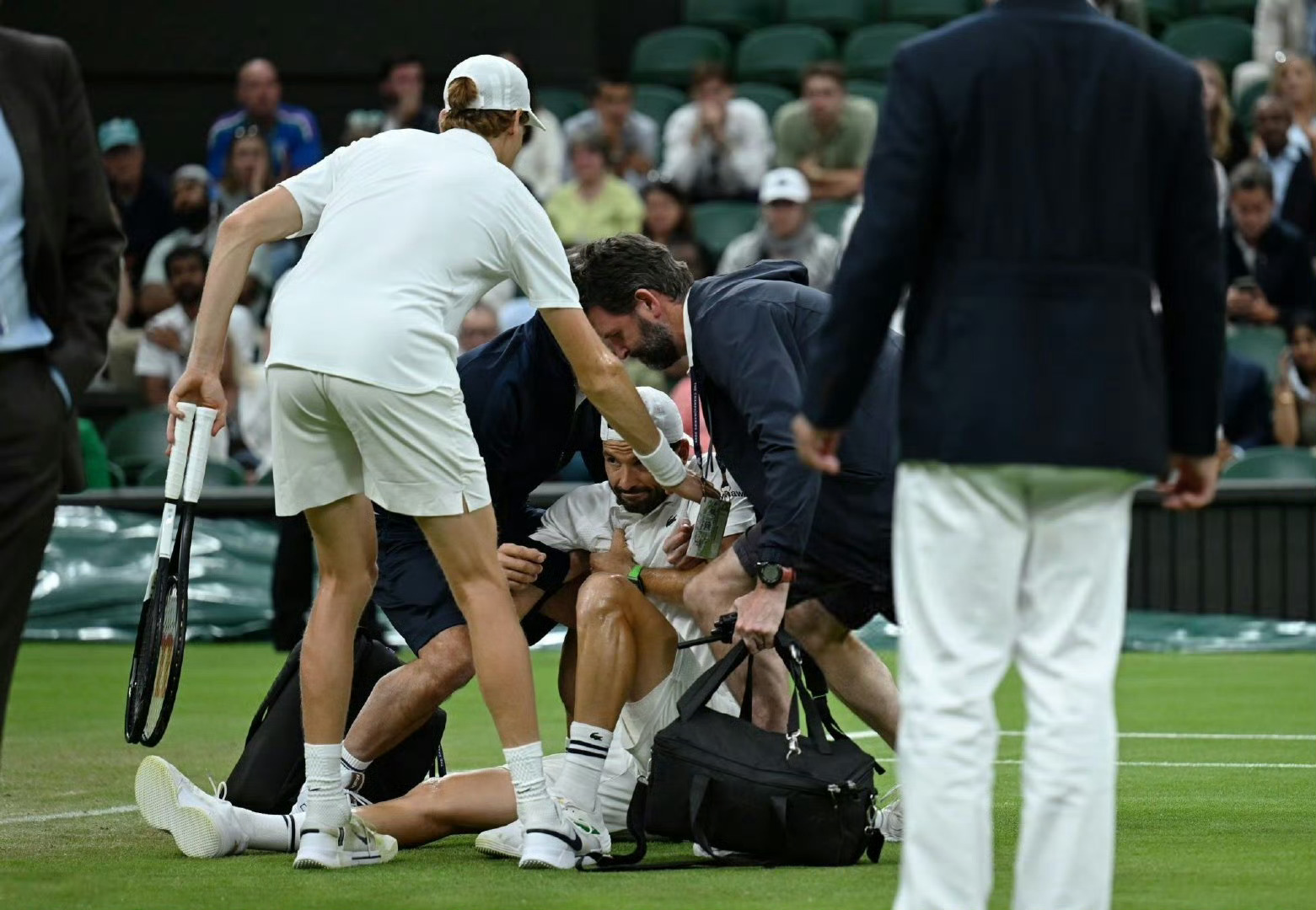  皇家马德里发布备战花絮，清晨状态回暖，荷甲任务艰巨，身体对抗强度拉满