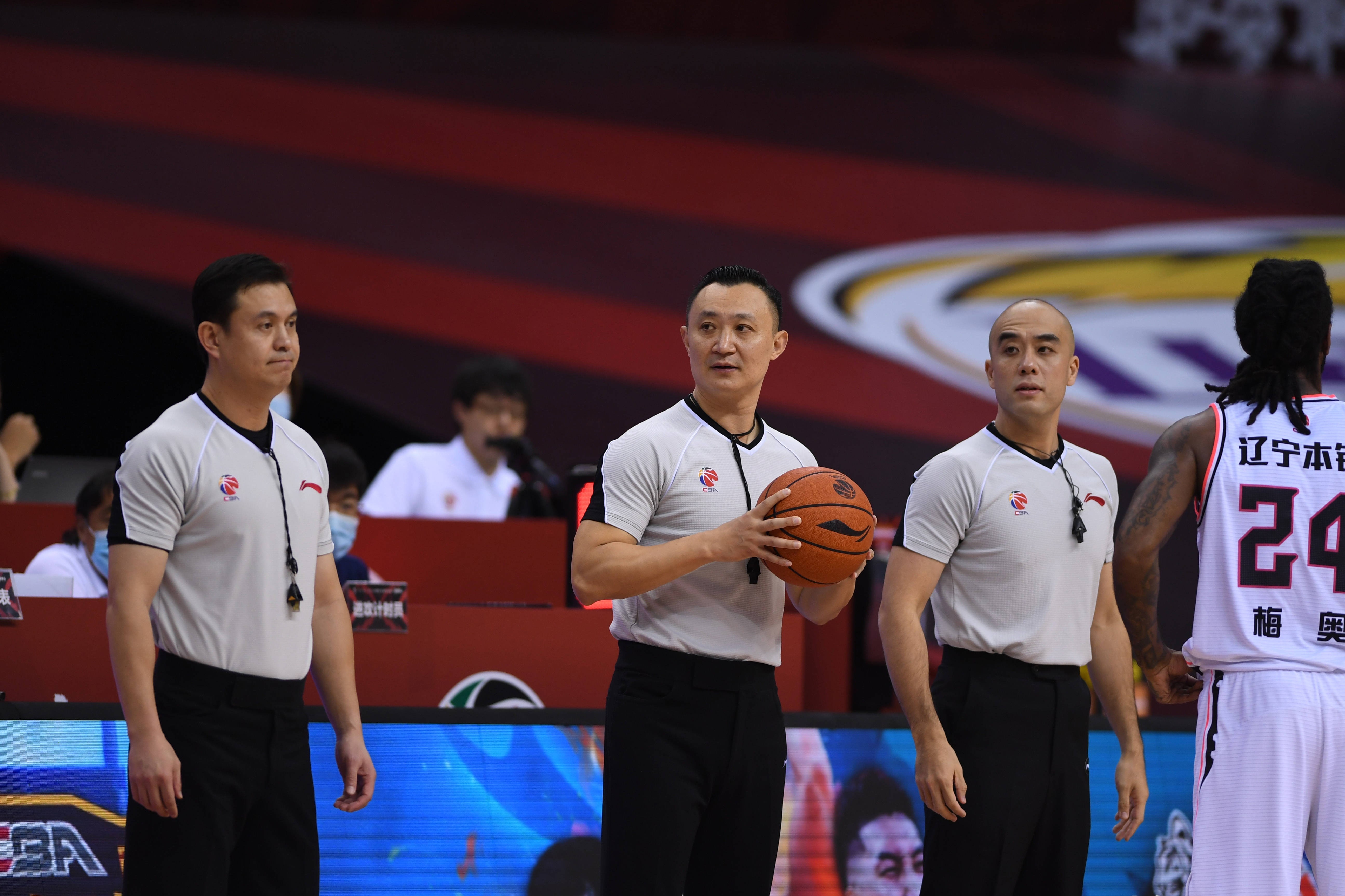 虎扑网-浙江队发布备战花絮，转会期临场应变，CBA常规赛任务艰巨，临场指挥获称赞的简单介绍